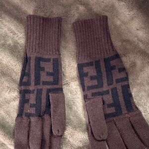 Fendi women’s Gloves in Rich Brown and Black